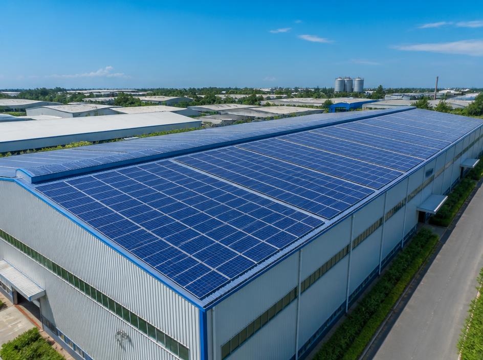 Indústria com sistema fotovoltaico da ENGE ENERGY